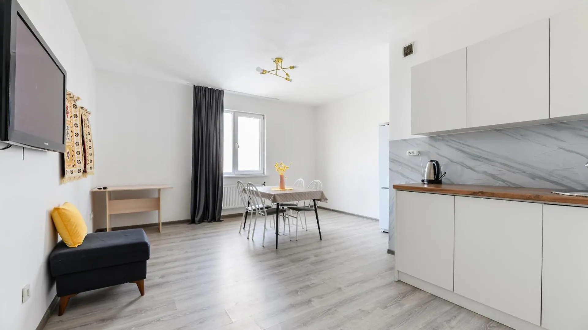 Квартира На 8-9 Человек С Видом На Город 36 Almaty Apartment